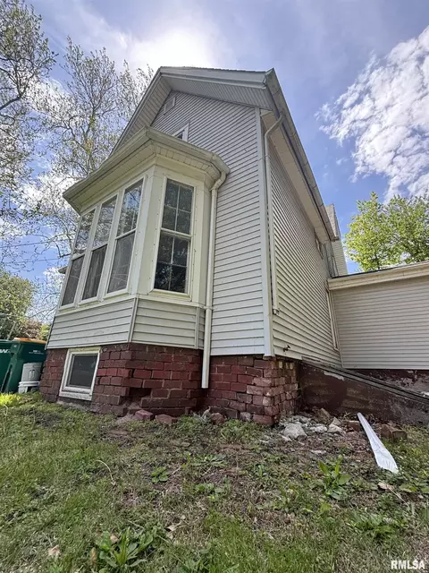 499 Yates St, Galesburg, IL 61401