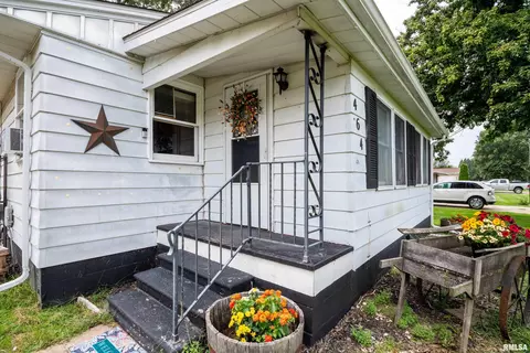 464 E Pearl St, Farmington, IL 61531