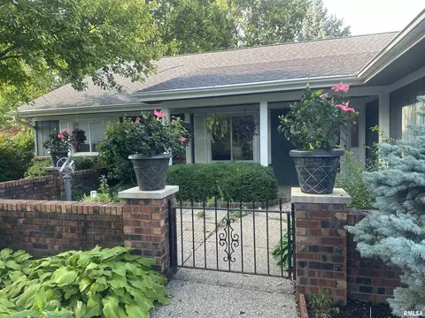 517 W Woodridge Ln, Peoria, IL 61614