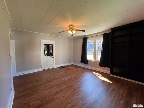 Living - 324 E Summit St, Macomb, IL 61455 photo 1 of 3