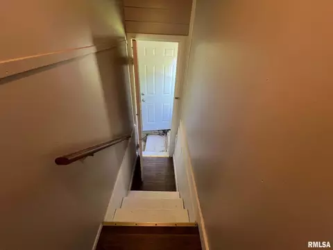 Entry Way - 324 E Summit St, Macomb, IL 61455 photo 3 of 3