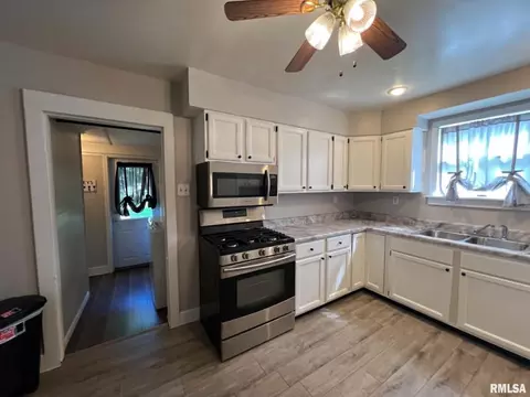 Entry Way - 324 E Summit St, Macomb, IL 61455 photo 1 of 3