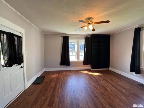 Living - 324 E Summit St, Macomb, IL 61455 photo 2 of 3