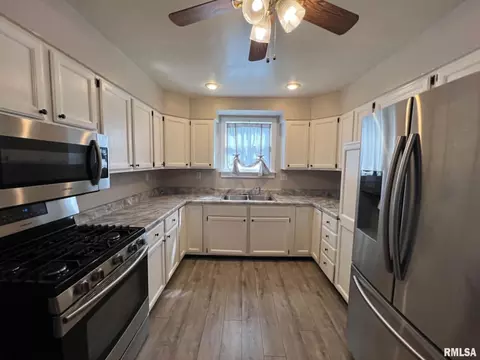 Kitchen - 324 E Summit St, Macomb, IL 61455 photo 2 of 3