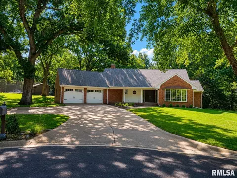 5201 N Shag Bark Cir, Peoria, IL 61614