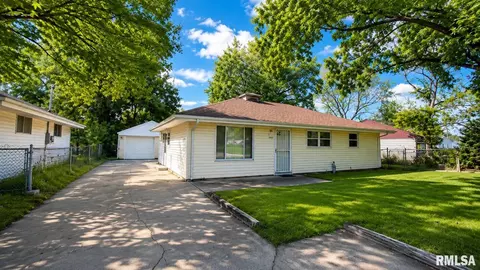 5504 N Renwood Ave, Peoria, IL 61614