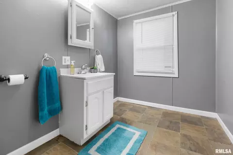 Bath - 606 Madison St, Benton, IL 62812 photo 3 of 3