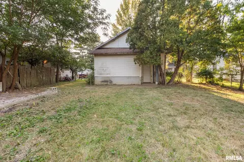 Exterior - 606 Madison St, Benton, IL 62812 photo 4 of 5
