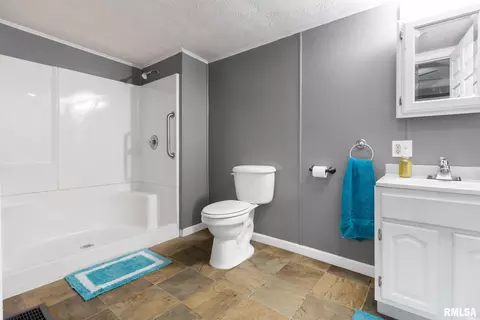 Bath - 606 Madison St, Benton, IL 62812 photo 2 of 3
