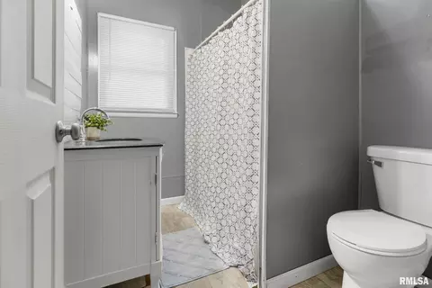 Bath - 606 Madison St, Benton, IL 62812 photo 1 of 3