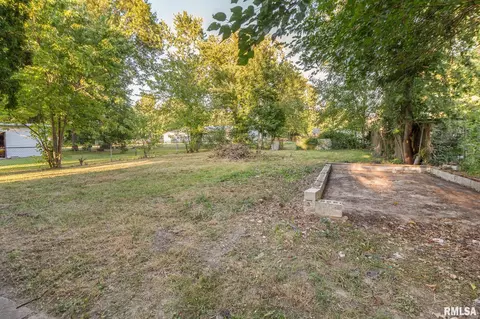 Exterior - 606 Madison St, Benton, IL 62812 photo 3 of 5