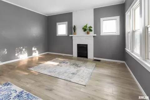 Living - 606 Madison St, Benton, IL 62812 photo 1 of 1