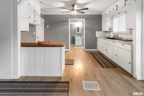 Entry Way - 606 Madison St, Benton, IL 62812 photo 1 of 5