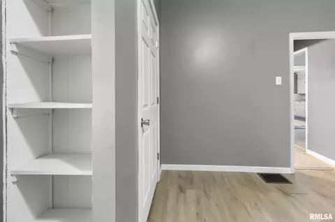 Entry Way - 606 Madison St, Benton, IL 62812 photo 5 of 5