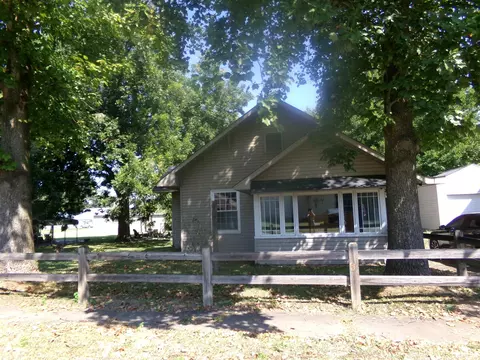 Exterior - 1315 W Monroe St, Herrin, IL 62948 photo 2 of 5
