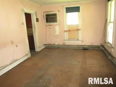 Living - 534 E Maple St, Canton, IL 61520 photo 2 of 2