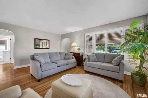 Living - 801 E Kay St, Morton, IL 61550 photo 1 of 2