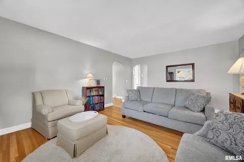 Living - 801 E Kay St, Morton, IL 61550 photo 2 of 2