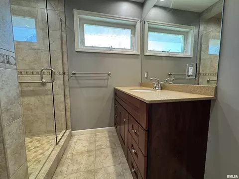 Bath - 524 Meadow Dr, Macomb, IL 61455 photo 2 of 6