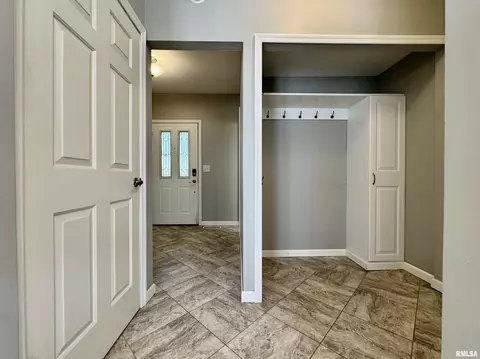Entry Way - 524 Meadow Dr, Macomb, IL 61455 photo 4 of 5