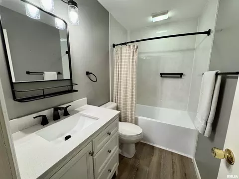Bath - 524 Meadow Dr, Macomb, IL 61455 photo 5 of 6