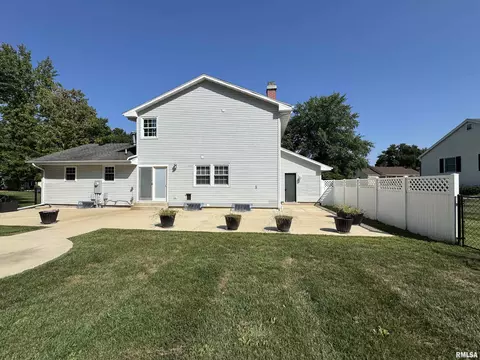 Exterior - 524 Meadow Dr, Macomb, IL 61455 photo 8 of 8