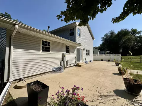 Exterior - 524 Meadow Dr, Macomb, IL 61455 photo 6 of 8