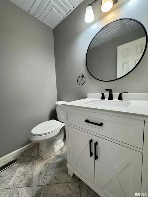 Bath - 524 Meadow Dr, Macomb, IL 61455 photo 1 of 6