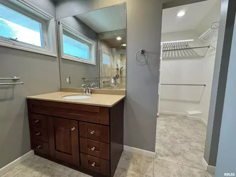 Other - 524 Meadow Dr, Macomb, IL 61455 photo 4 of 12