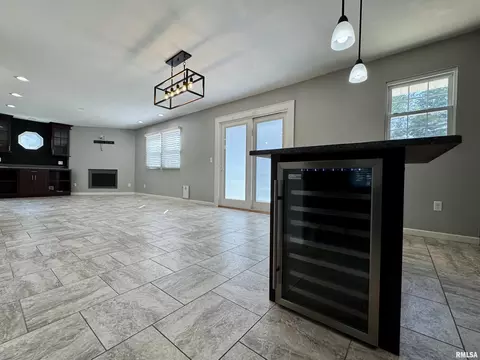 Living - 524 Meadow Dr, Macomb, IL 61455 photo 3 of 4