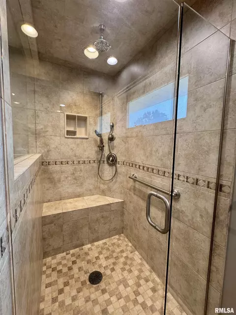 Bath - 524 Meadow Dr, Macomb, IL 61455 photo 4 of 6