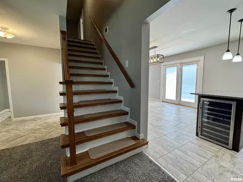 Entry Way - 524 Meadow Dr, Macomb, IL 61455 photo 3 of 5
