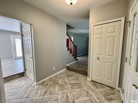 Entry Way - 524 Meadow Dr, Macomb, IL 61455 photo 2 of 5