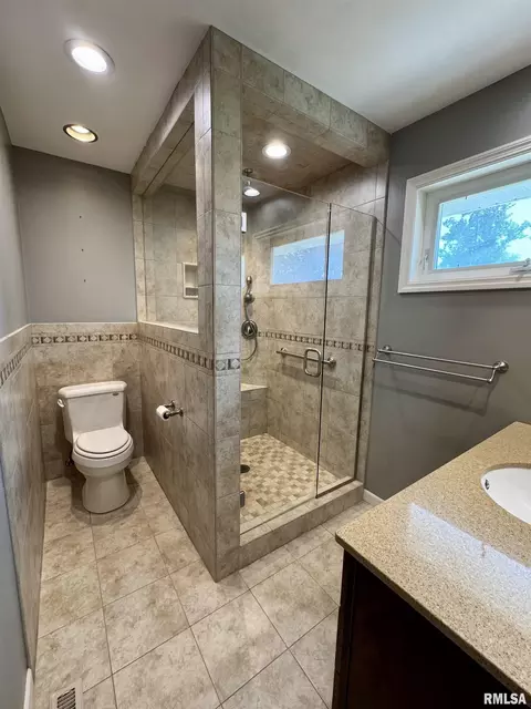 Bath - 524 Meadow Dr, Macomb, IL 61455 photo 3 of 6