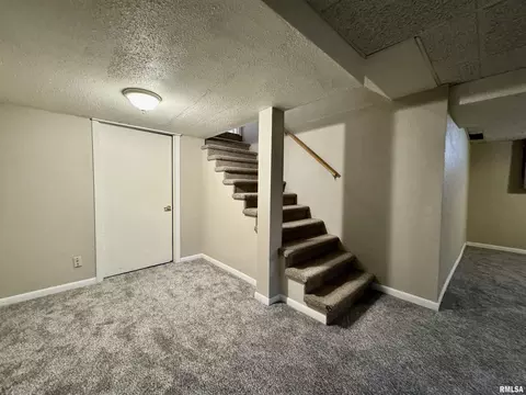 Entry Way - 524 Meadow Dr, Macomb, IL 61455 photo 5 of 5