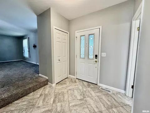 Entry Way - 524 Meadow Dr, Macomb, IL 61455 photo 1 of 5