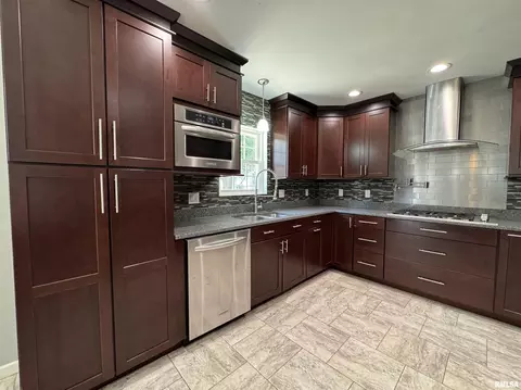 Kitchen - 524 Meadow Dr, Macomb, IL 61455 photo 5 of 6