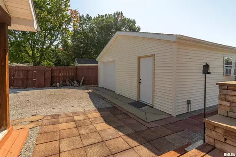Exterior - 311 Gateway Rd, Marion, IL 62959 photo 9 of 12