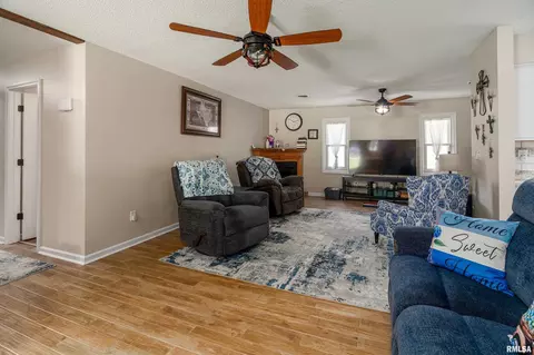Living - 311 Gateway Rd, Marion, IL 62959 photo 2 of 2