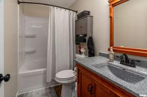 Bath - 311 Gateway Rd, Marion, IL 62959 photo 2 of 2