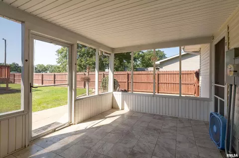 Exterior - 311 Gateway Rd, Marion, IL 62959 photo 4 of 12