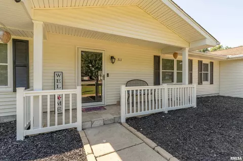 Exterior - 311 Gateway Rd, Marion, IL 62959 photo 2 of 12