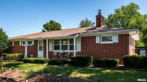 608 E 1st St, Carterville, IL 62918