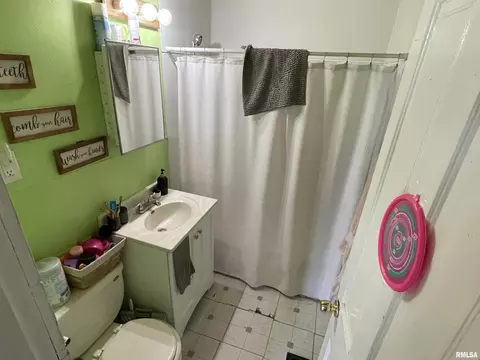 Bath - 509 Thomas St, Henry, IL 61537 photo 1 of 1