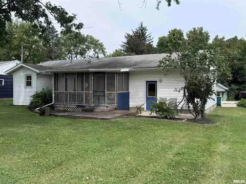 Exterior - 327 E Murray St, Macomb, IL 61455 photo 3 of 5