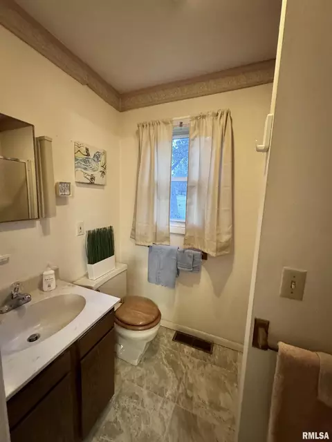 Bath - 327 E Murray St, Macomb, IL 61455 photo 1 of 2
