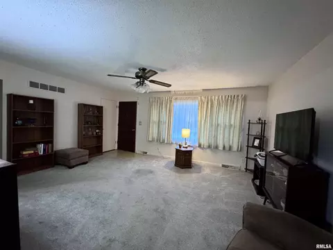 Living - 327 E Murray St, Macomb, IL 61455 photo 1 of 2