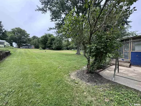 Exterior - 327 E Murray St, Macomb, IL 61455 photo 4 of 5