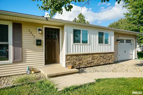 Exterior - 1217 E Locust St, Canton, IL 61520 photo 6 of 14