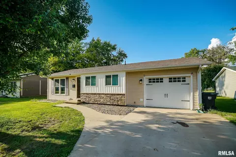 Exterior - 1217 E Locust St, Canton, IL 61520 photo 3 of 14